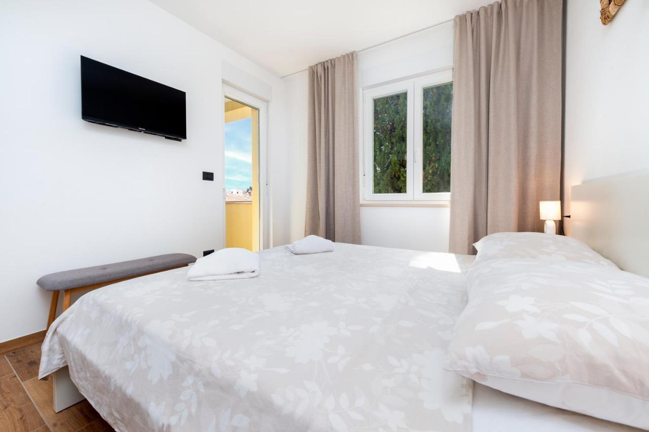 Apartments Sunrise & Sunset Ровин Екстериор снимка