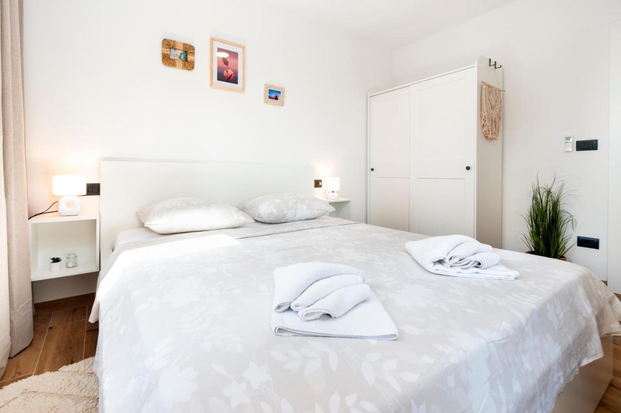 Apartments Sunrise & Sunset Ровин Екстериор снимка