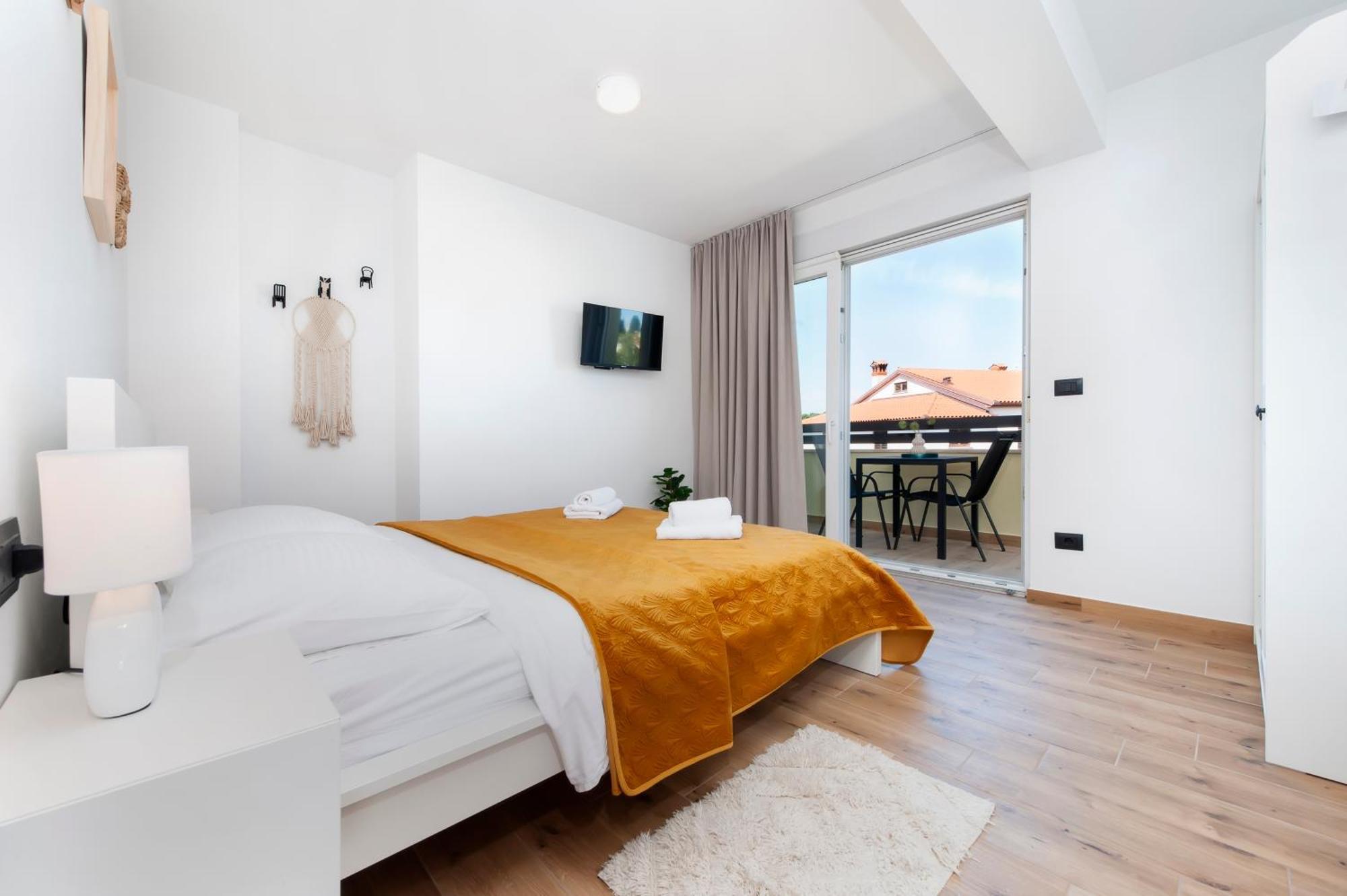 Apartments Sunrise & Sunset Ровин Екстериор снимка